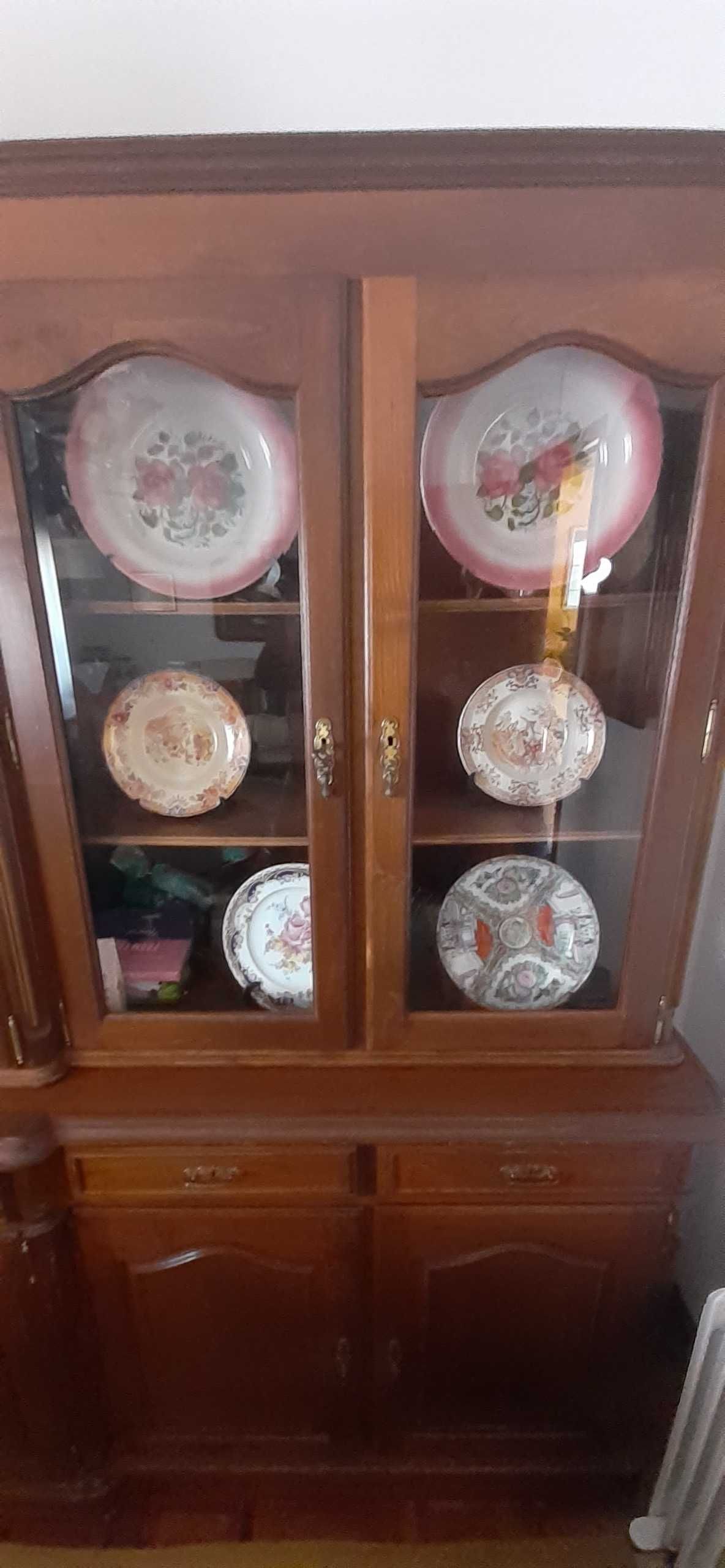 Estante com 3 vitrines de vidro