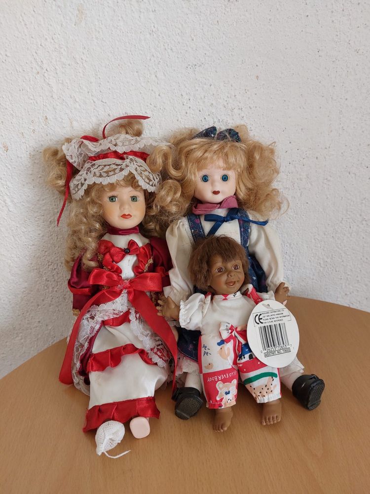 Zestaw starych lalek z porcelany