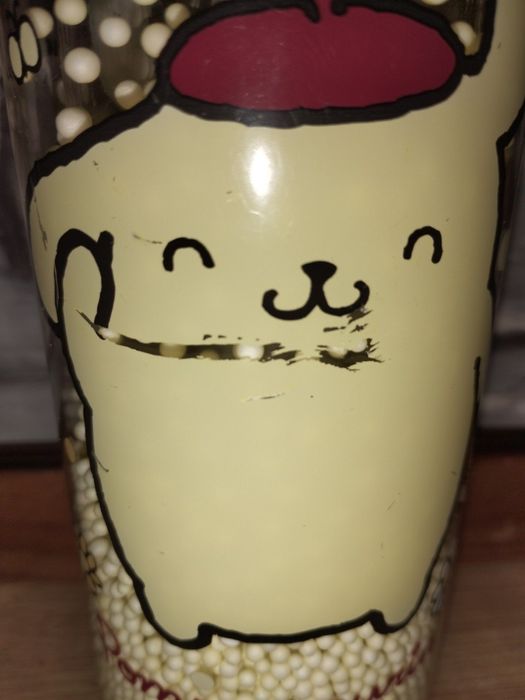 Пляшка для води з дизайном персонажа Sanrio на ім'я Pompompurin.