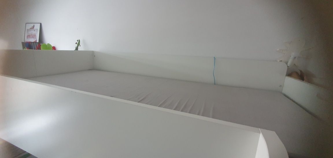 Łóżko piętrowe Ikea z biurkiem i szafą.
