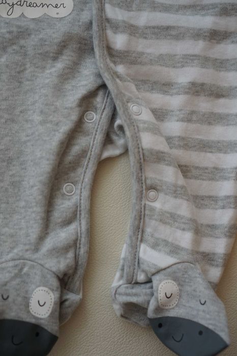 Pajacyk niemowlęcy z maskotką  rozmiar 62 -68cm (3-6 miesięcy)