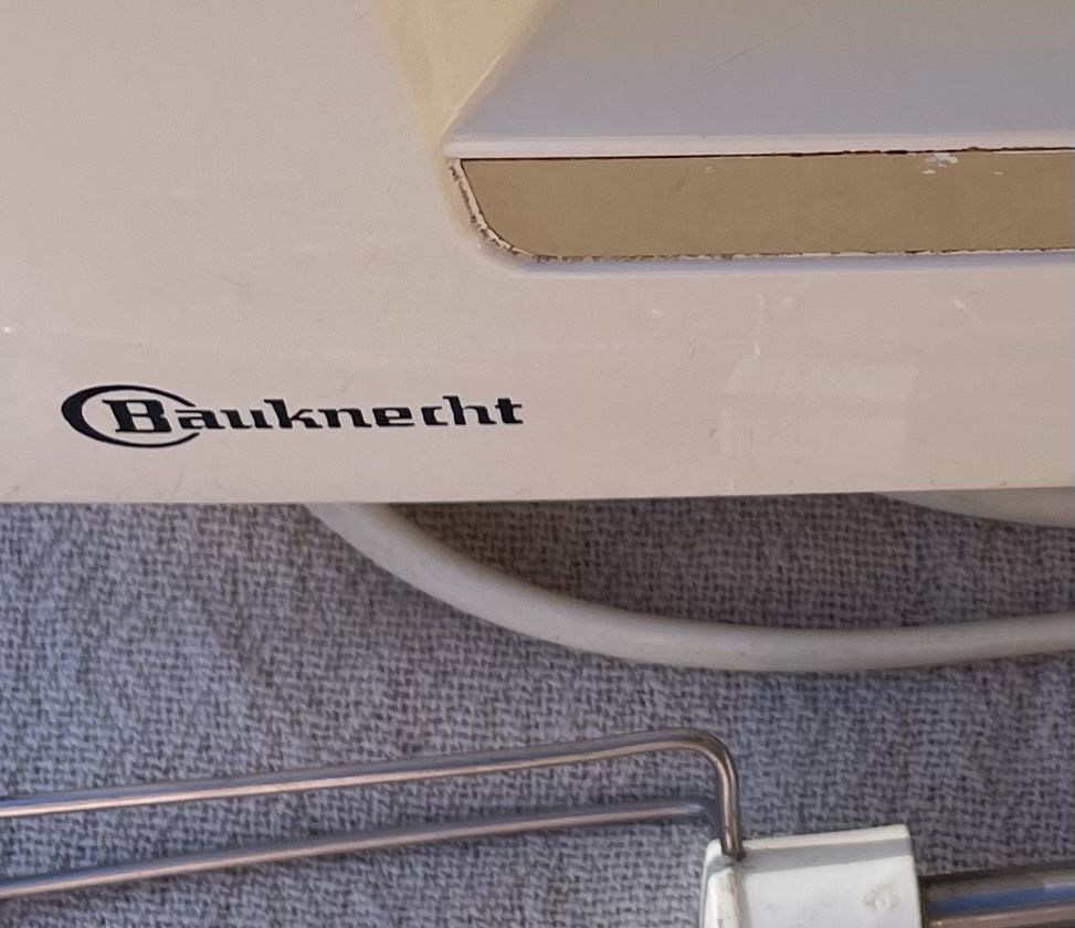 Varinha mágica, marca Bauknecht, de cor creme, com três velocidades