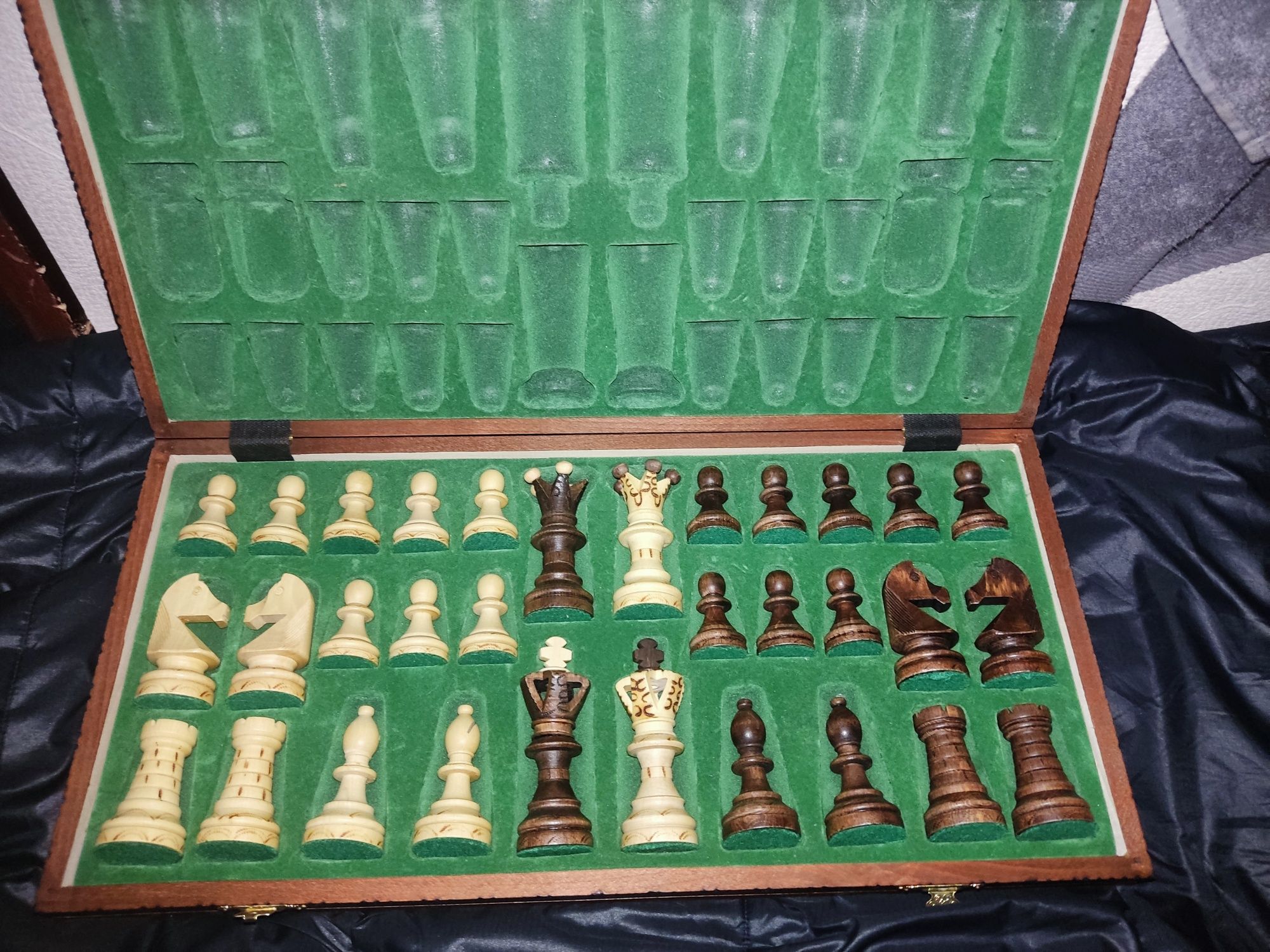 Продам шахи королівські , матеріал дерево