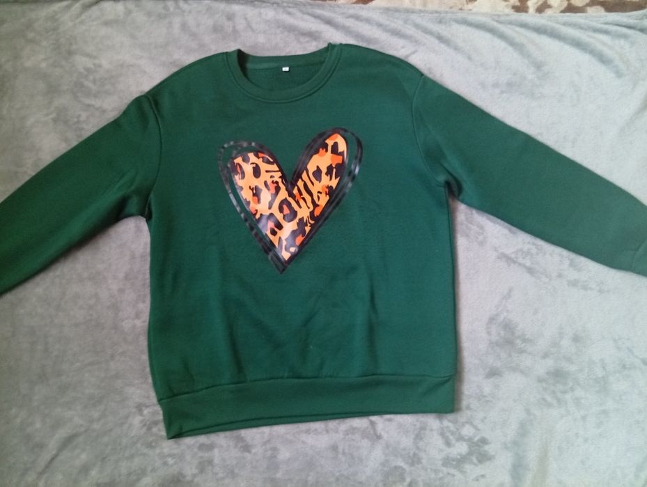 Стильний жіночий світшот з леопрдовим серцем