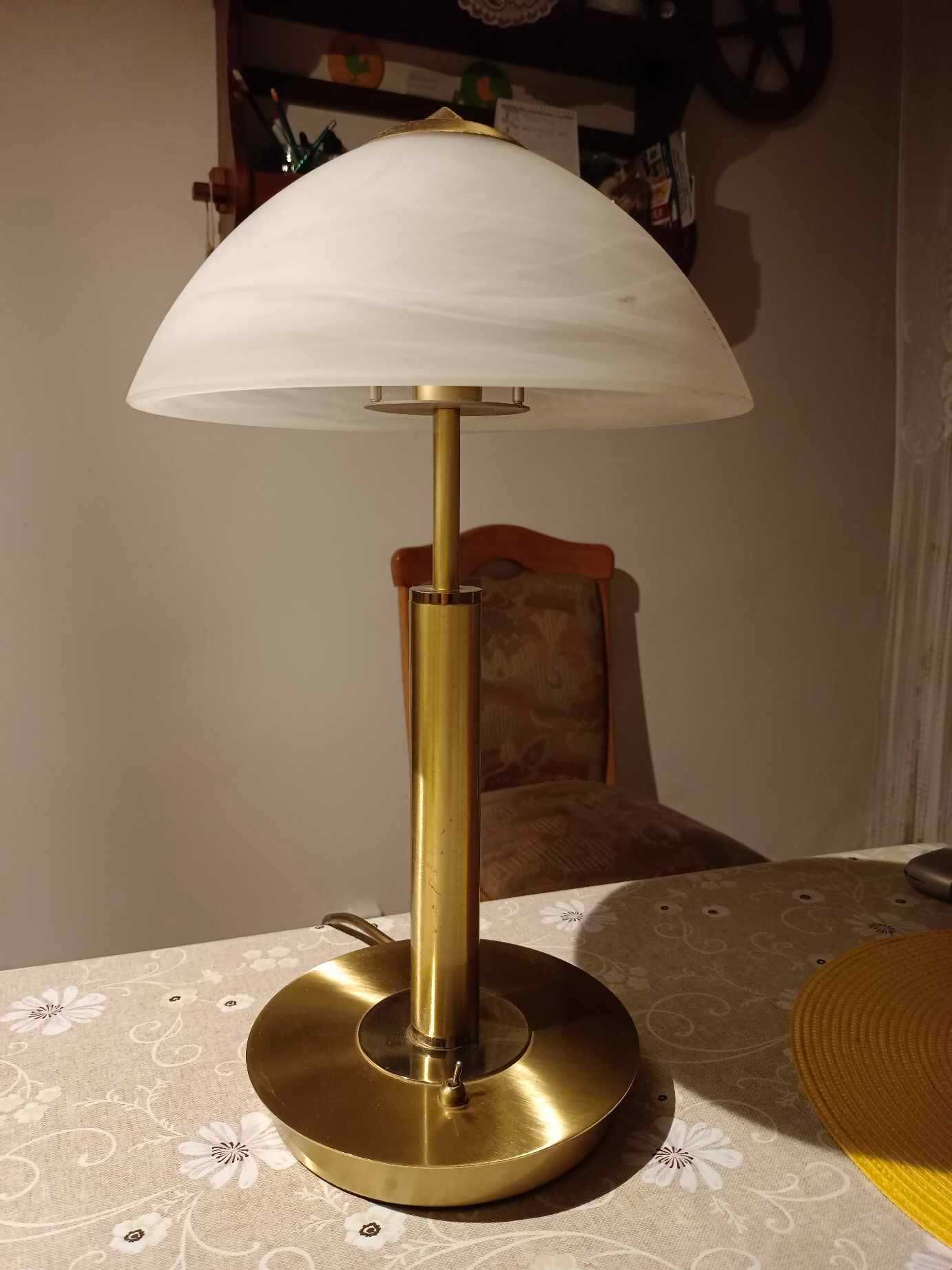 Mosiężna lampa na biurko.