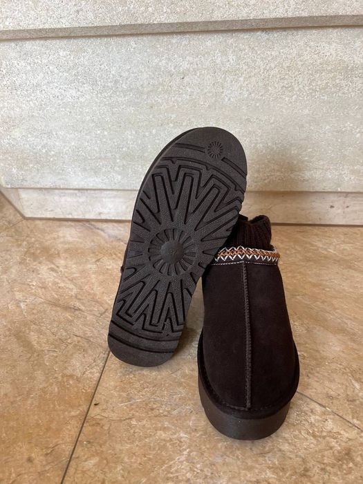 Шоколадні угги на тепленькому кожушку для створення довершеного стилю.