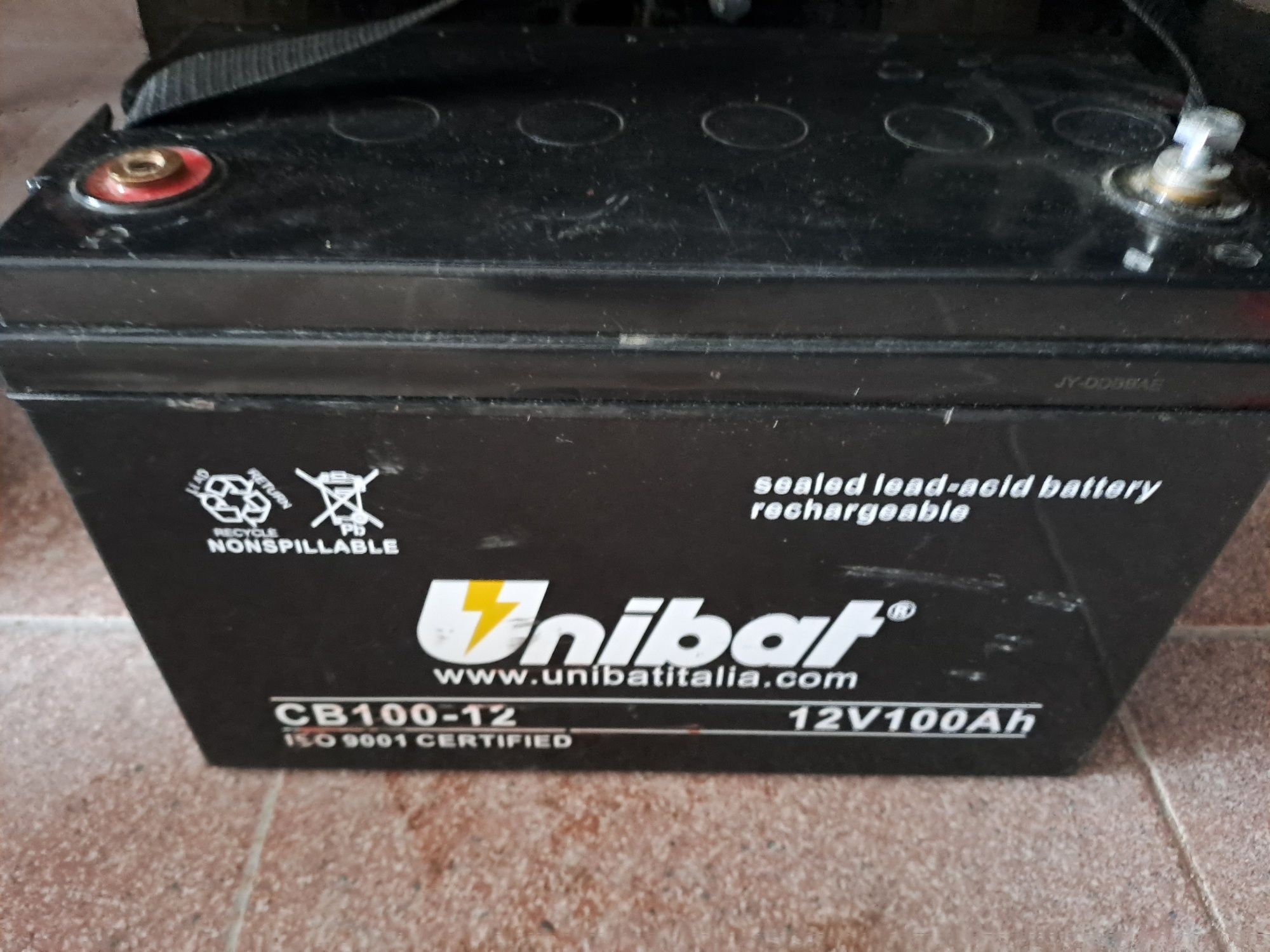 Silnik elektryczny do łódki z akumulatorem.