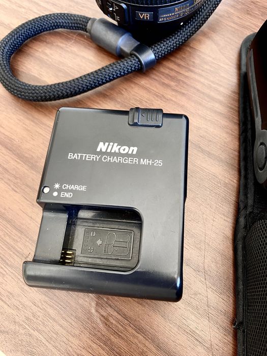 CÂMERA FOTOGRÁFICA EM ÓTIMO ESTADO / Acompanha duas lente e flash