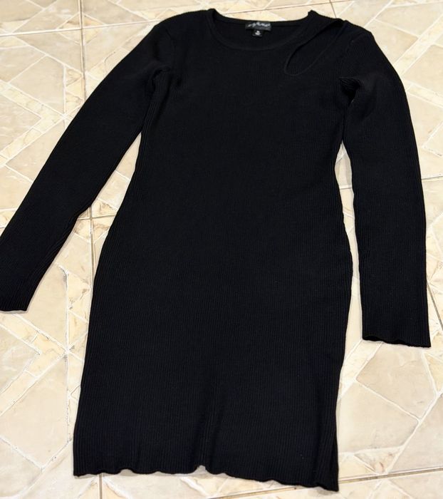 Чорна трикотажна сукня - футляр з довгими рукавами та вирізом на плечі