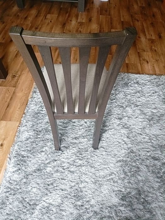 Stół i krzesła do jadalni