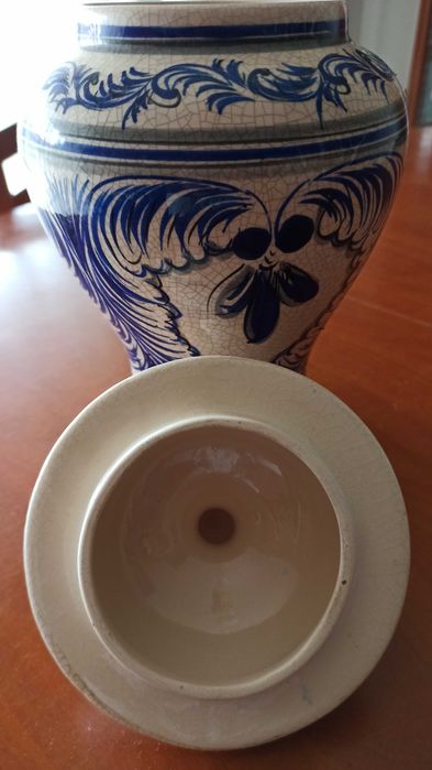 Pote decorativo cerâmica de Alcobaça, pintado à mão.