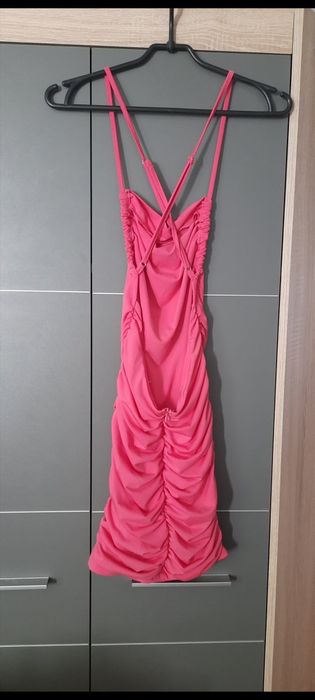 Różowa sukienka z odkrytymi plecami