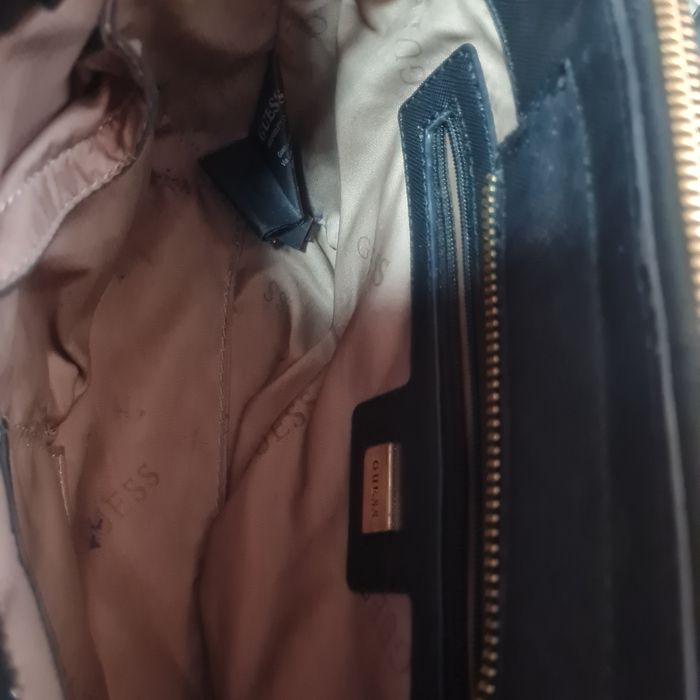 Guess mała torebka do ręki i listonoszka czarna ze złotymi zdobieniami