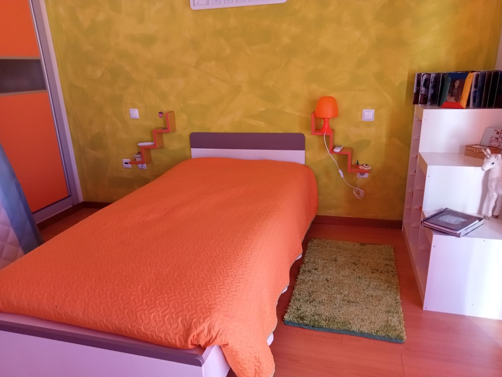 Cama de criança com uso, com estrado, colchão, lençóis do cars novos