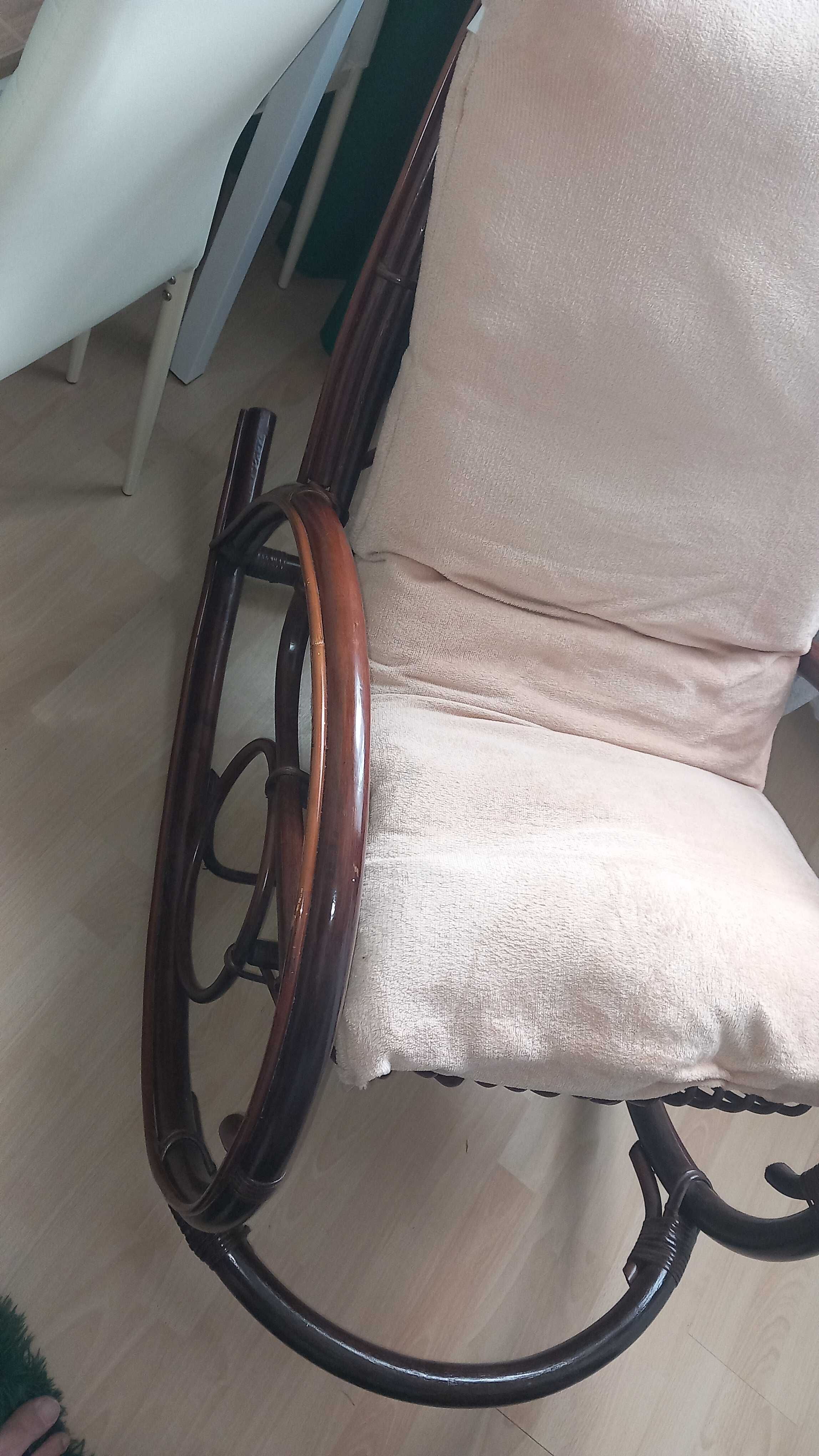 Odnowiony bujany fotel ratanowy