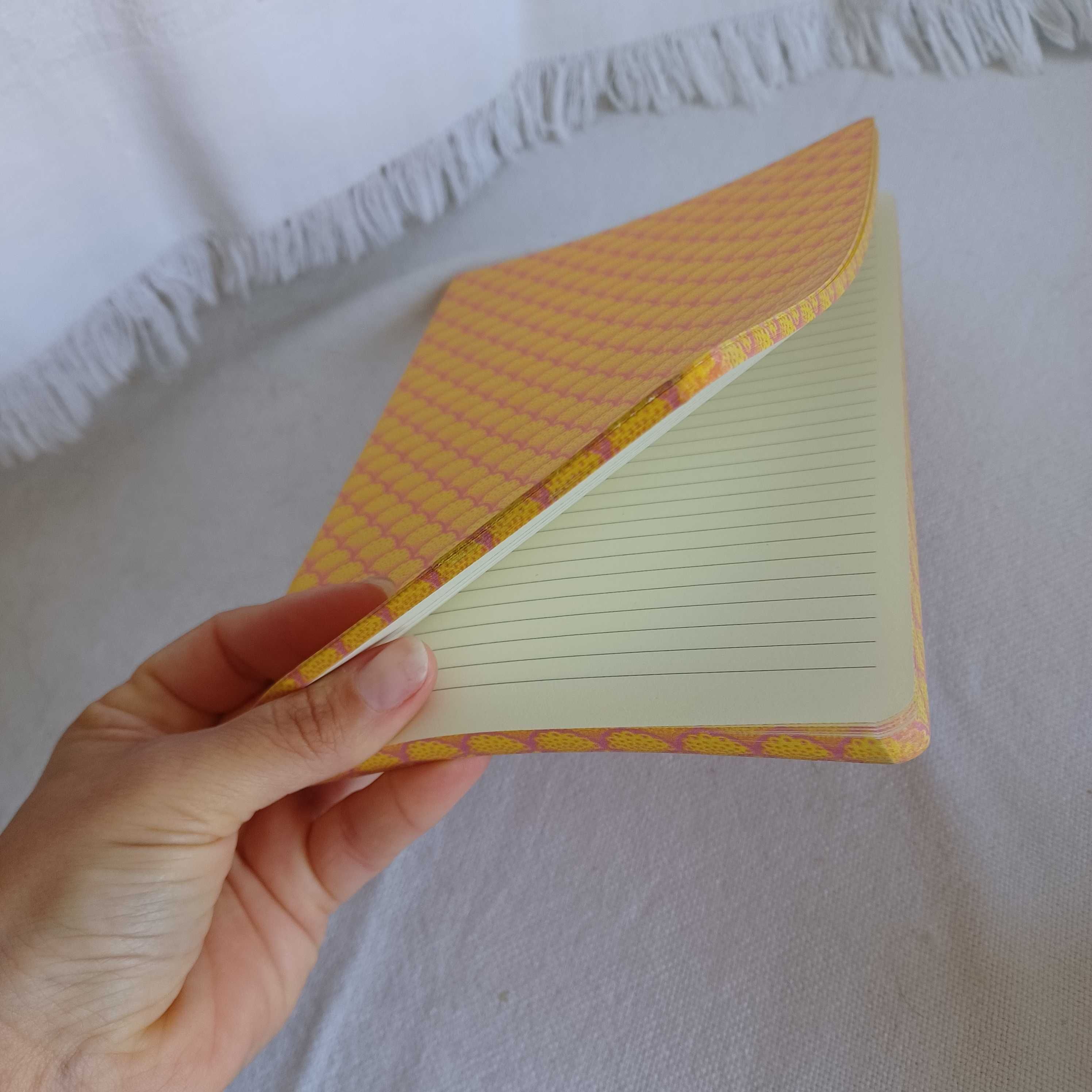 livro/caderno/bloco-notas amarelo e rosa, padrão japonês