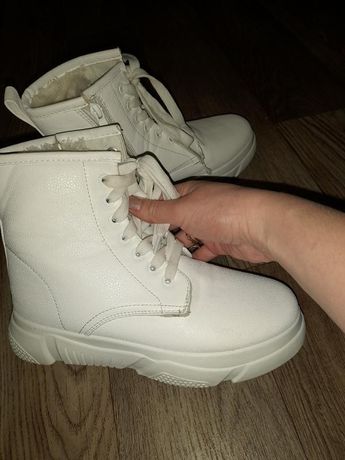 Белые зимние высокие ботинки сапоги