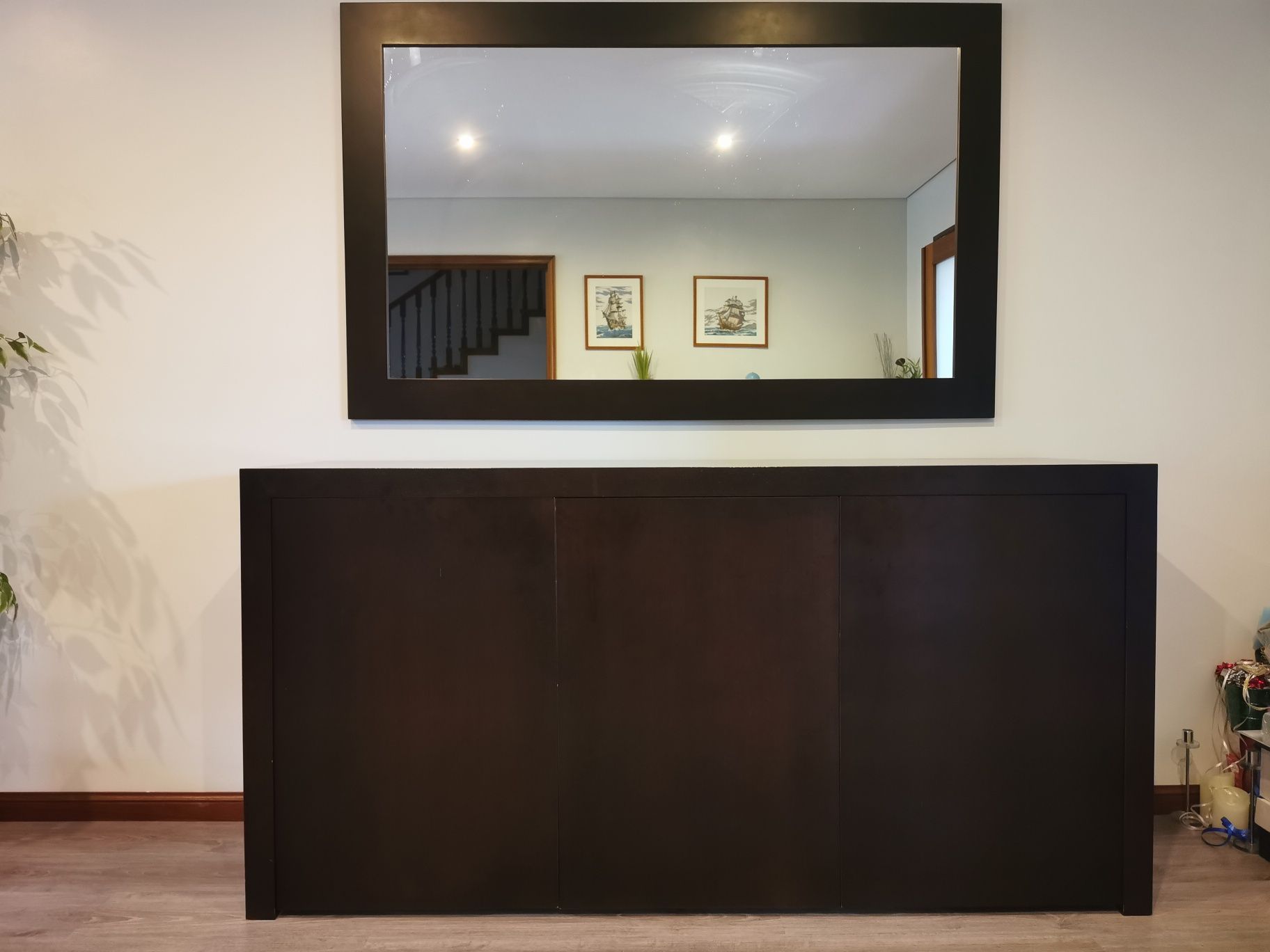 Móvel e expelho de sala ou entrada