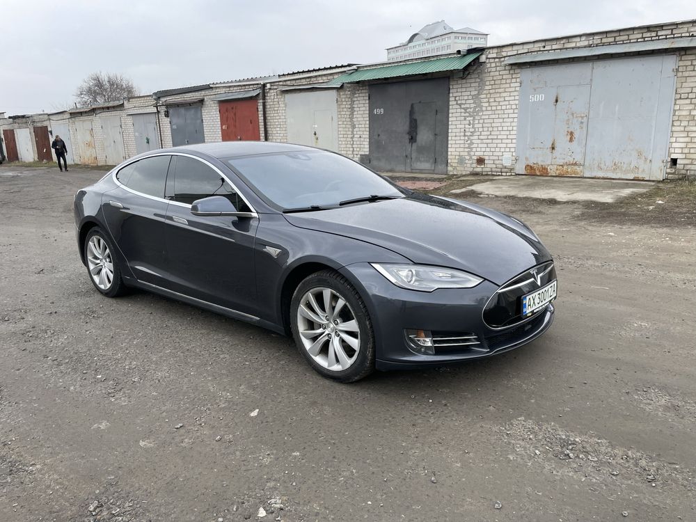 Tesla model s 85