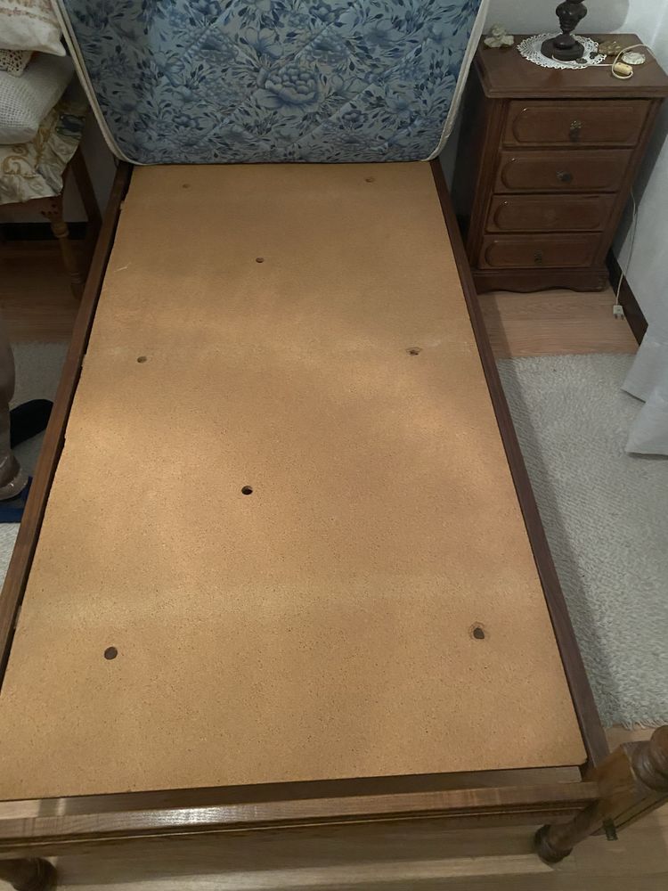 Cama vintage em bom estado