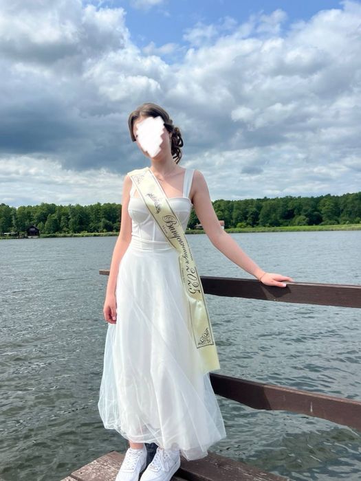 біле випускне плаття