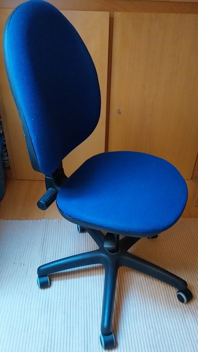 Cadeira giratória com rodizios, ajuste em altura, em tecido  azul.