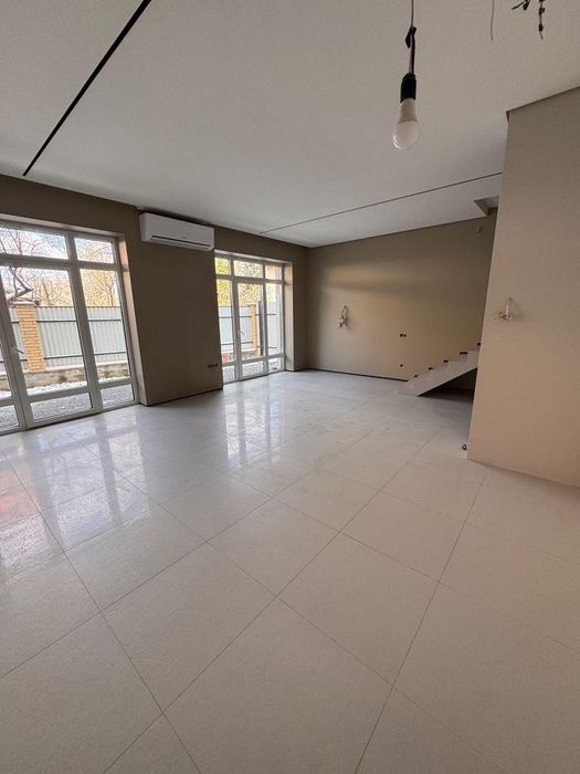 Сучасний, якісний таунхаус у затишному районі з розвиненою інфраструкт