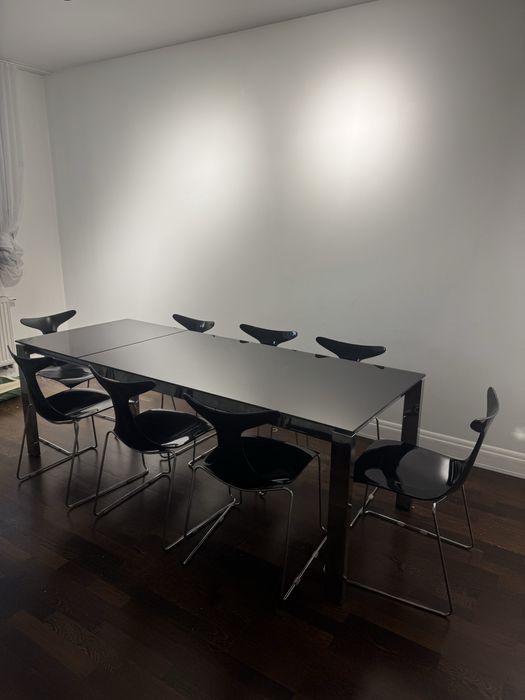 Stół czarny szklany rozkladany 85cm*160cm-220cm z 8 krzełami. Włochy.