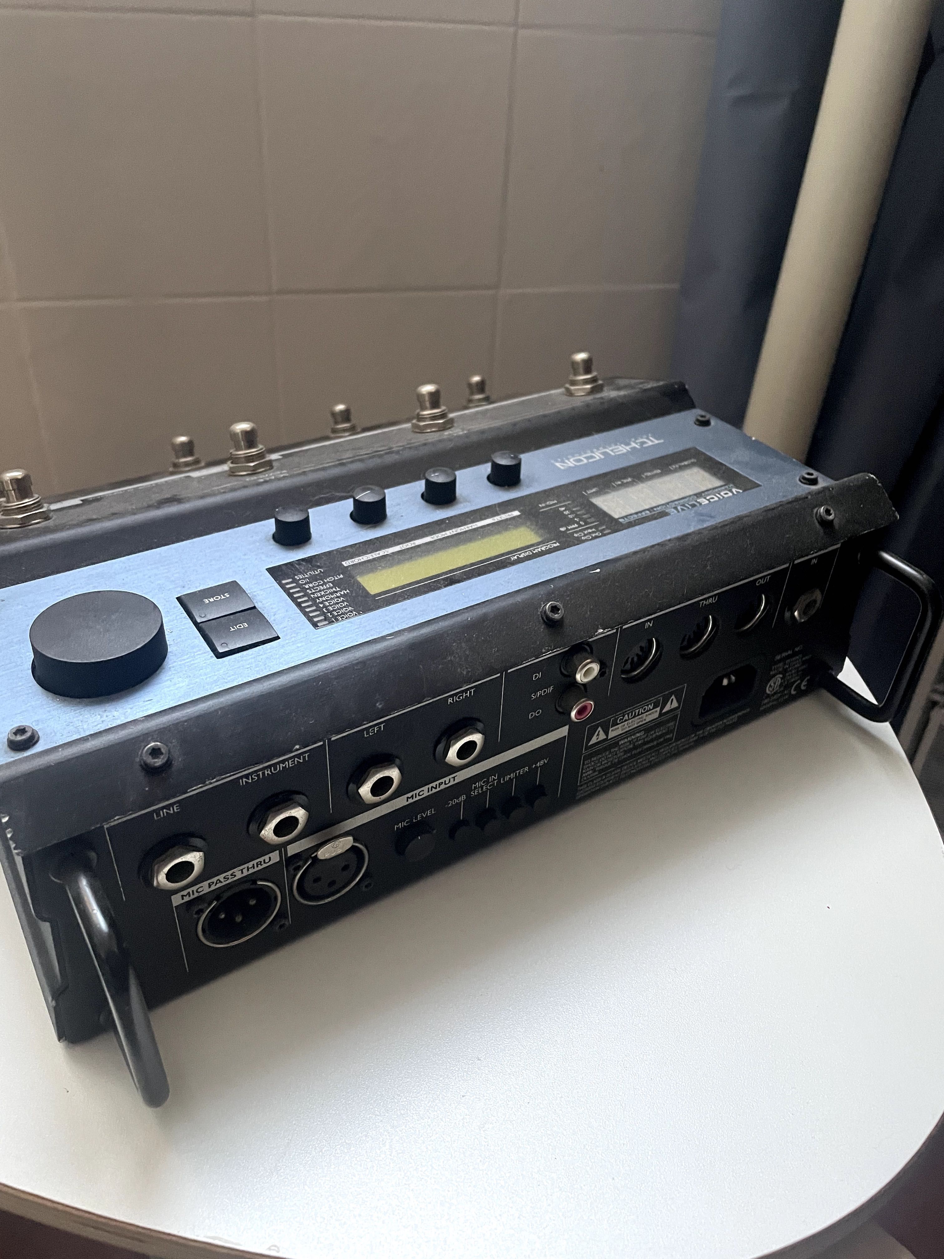 Microfones, pedais e outros