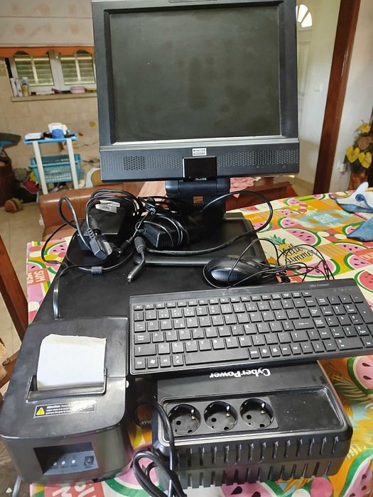 Computador com impressora e caixa resistadora