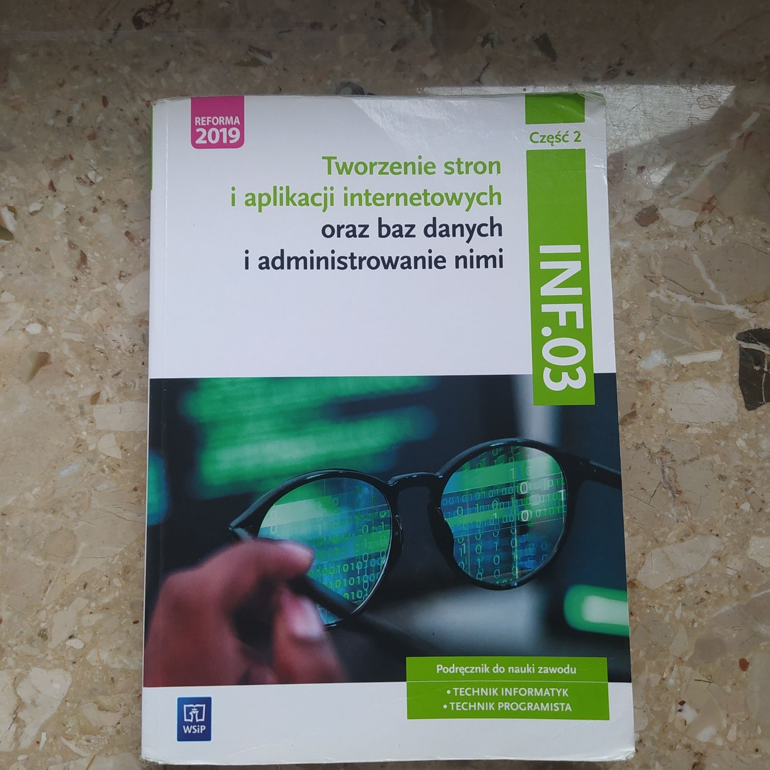 Tworzenie stron i aplikacji internetowych oraz baz danych i admini.