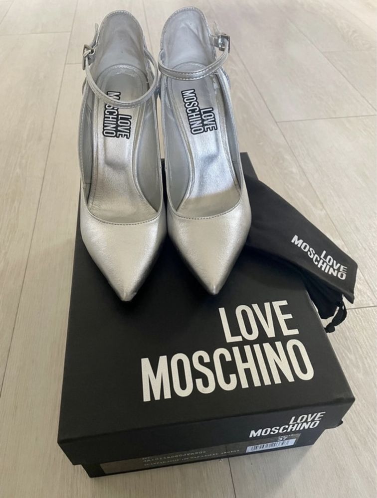 Szpilki love Moschino