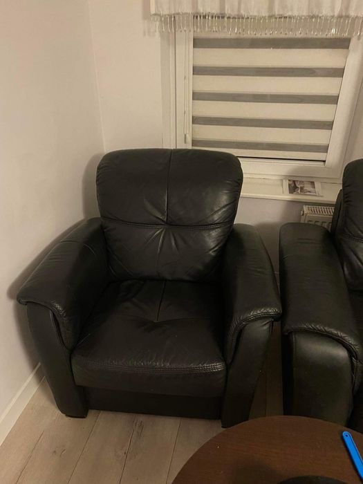 Czarny fotel wypoczynkowy do salonu