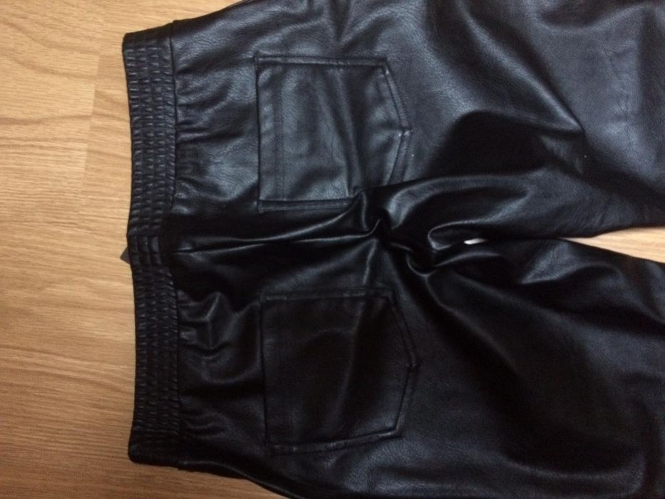 Calças de napa pretas novas com etiqueta tamanho S