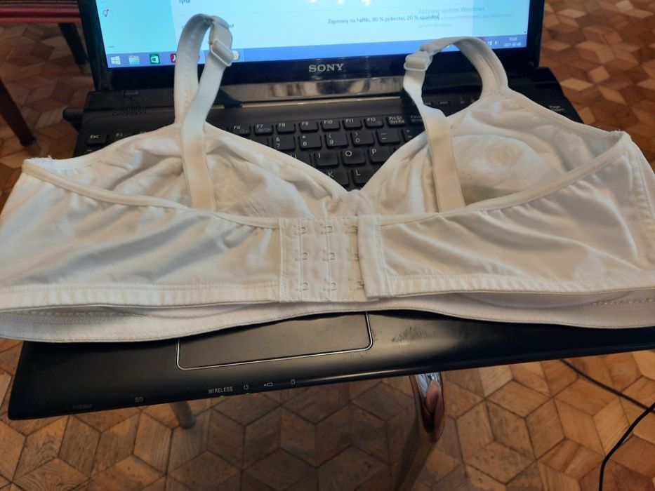 Biustonosz ecru z falbanką rozm 70 A Push Up