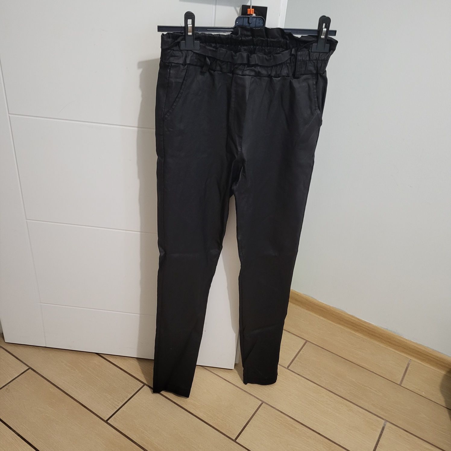 Spodnie damskie lateksowe używane czarne made in italy