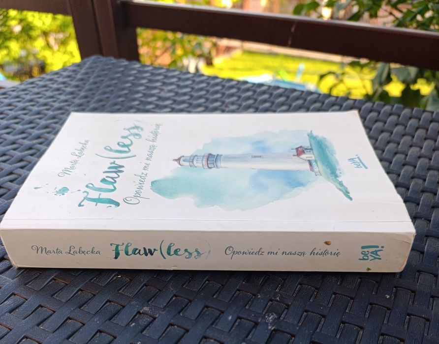 Flaw (less) Marta Łabęcka