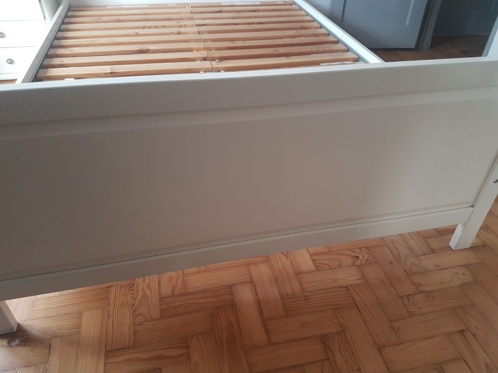 Cama de casal em madeira