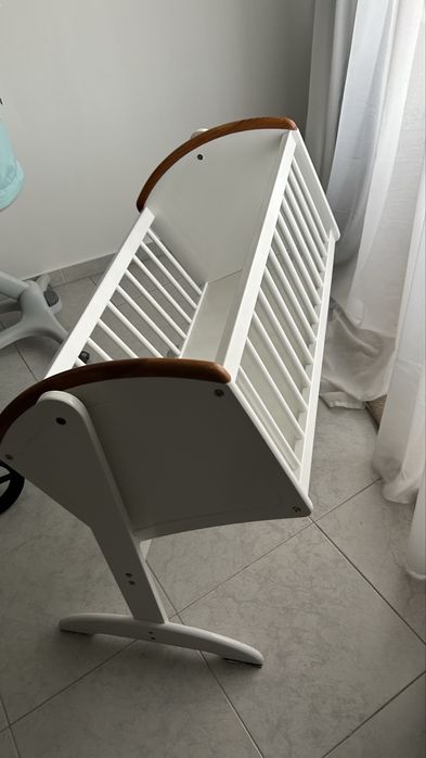 Berço baloiço , recém nascido.