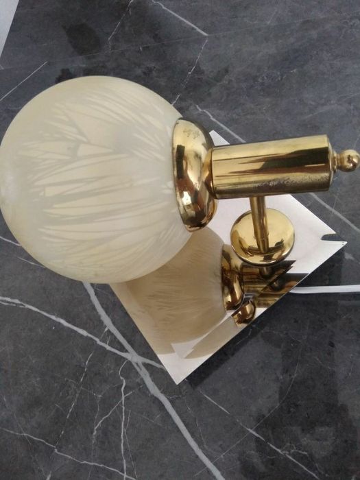 Kinkiet z oprawą szklaną.