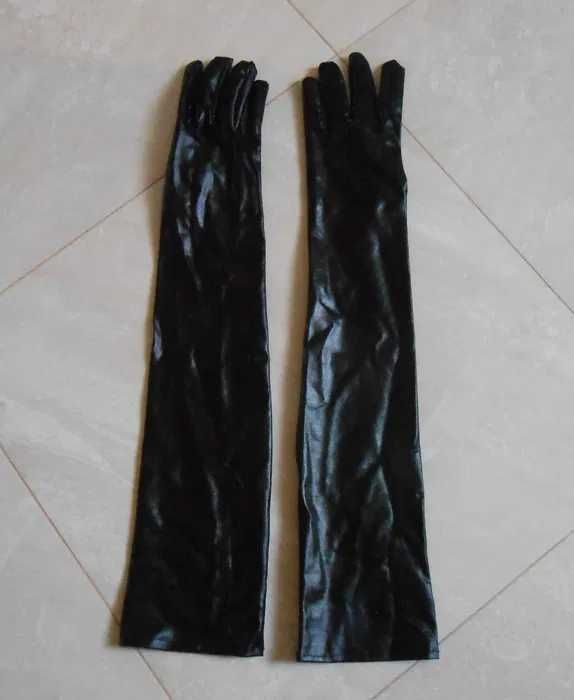 długie czarne rękawice