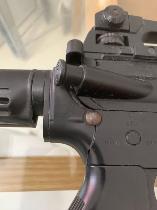 Arma airsoft (contém avaria)