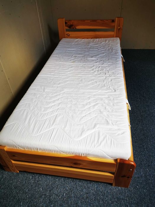Pojedyncze łóżko drewniane z materacem