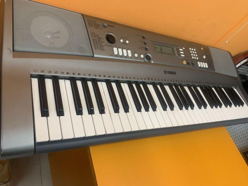 Синтезатор Yamaha psr r300