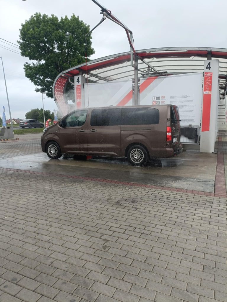Wynajem wypożyczalnia bus 9 osobowy long.Toyota Peugeot.