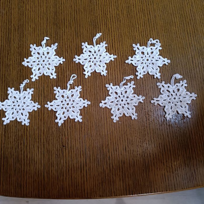 Śnieżynki robione szydełkiem 7 sztuk