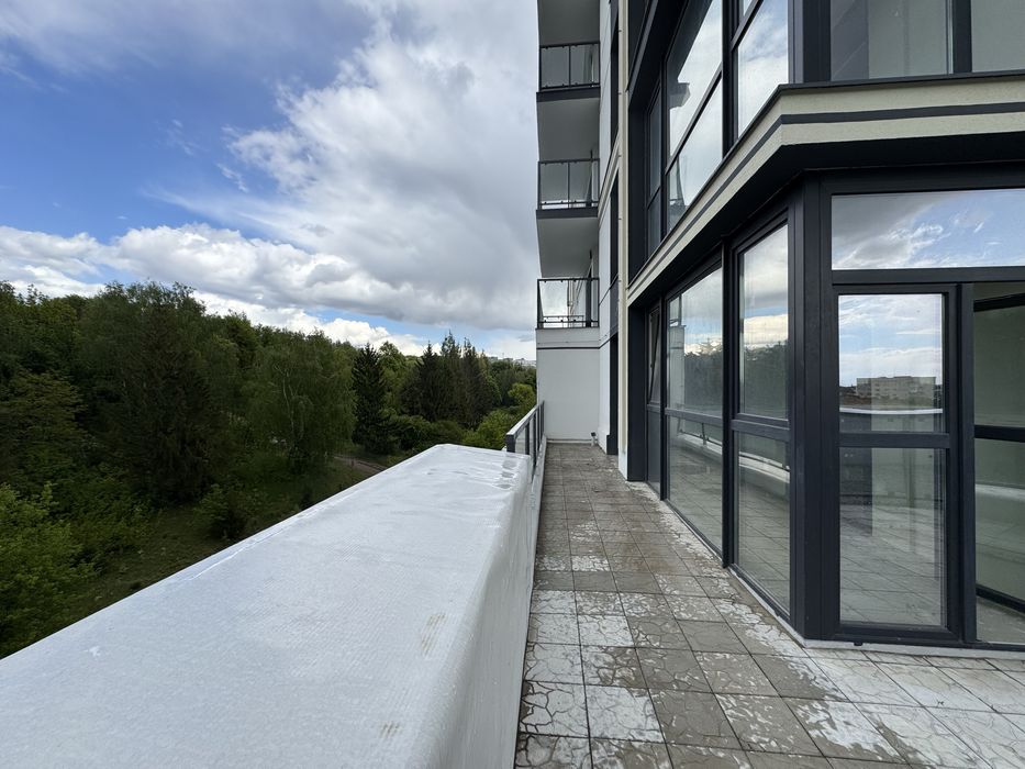 Неповторна двокімнатна квартира в центрі з балконом та терасою