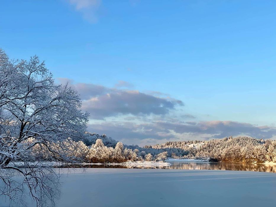 Jacuzzi Nad Soliną nad jeziorem Apartamenty w górach z widokiem na jez