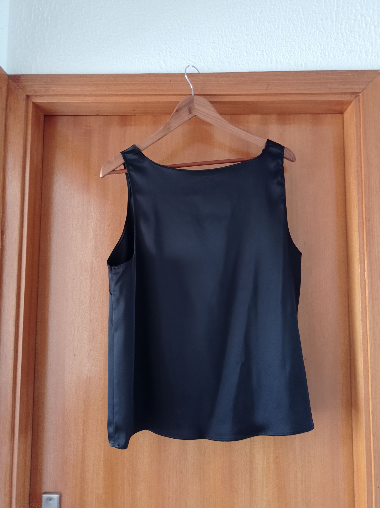 Blusa preta C&A cetim sem mangas