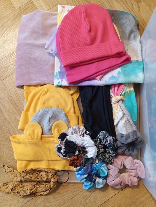 Różności Czapki, frotki,opaski wciągane po 1 zl